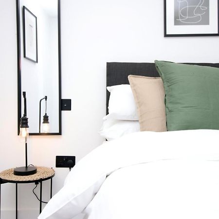 2 Bedroom With Free Parking Swindon Exterior foto