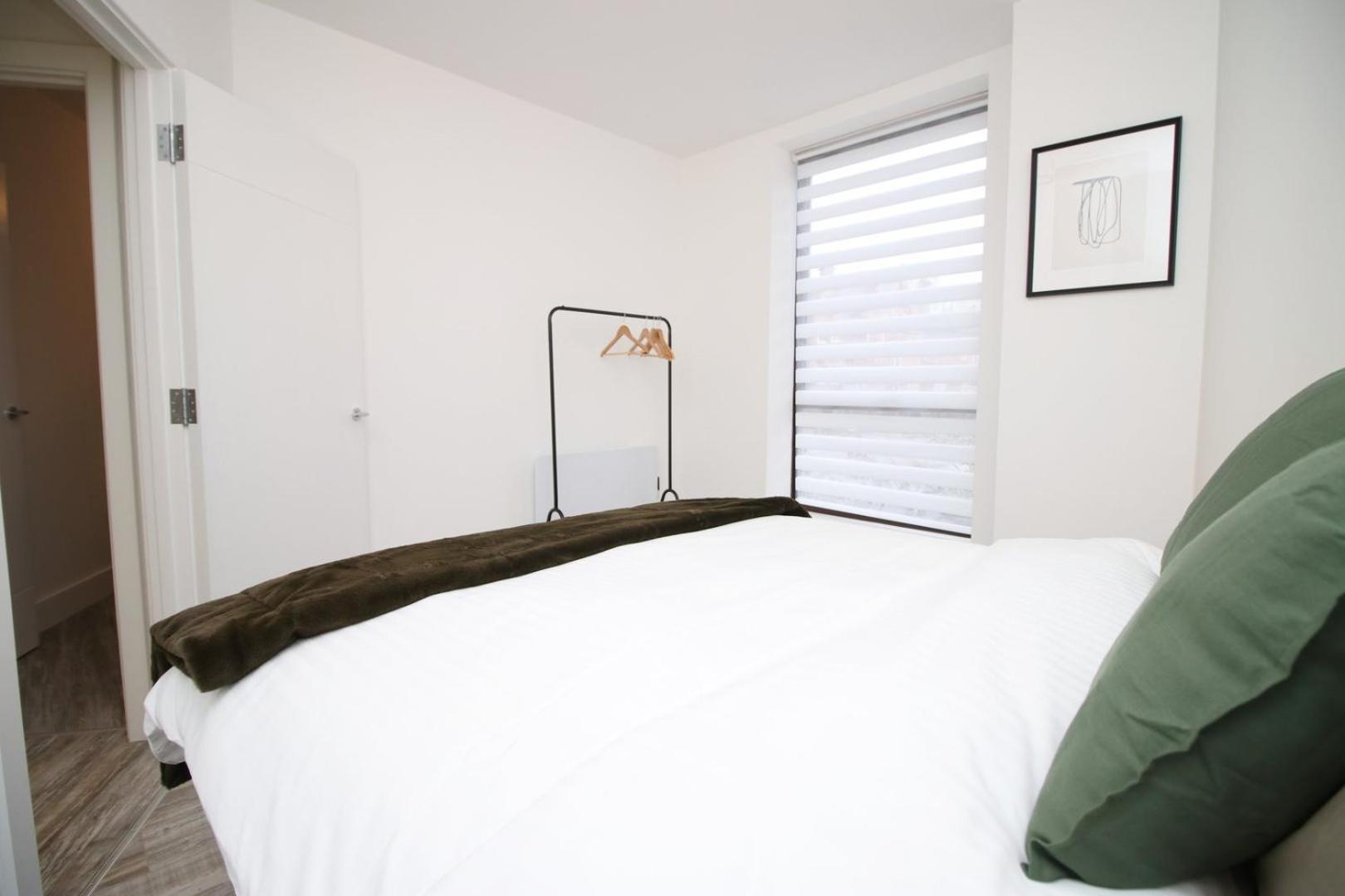 2 Bedroom With Free Parking Swindon Exterior foto