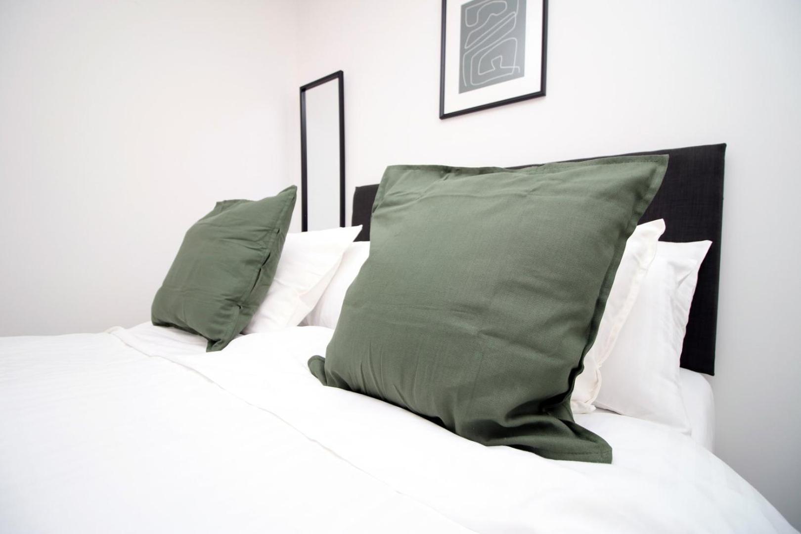 2 Bedroom With Free Parking Swindon Exterior foto
