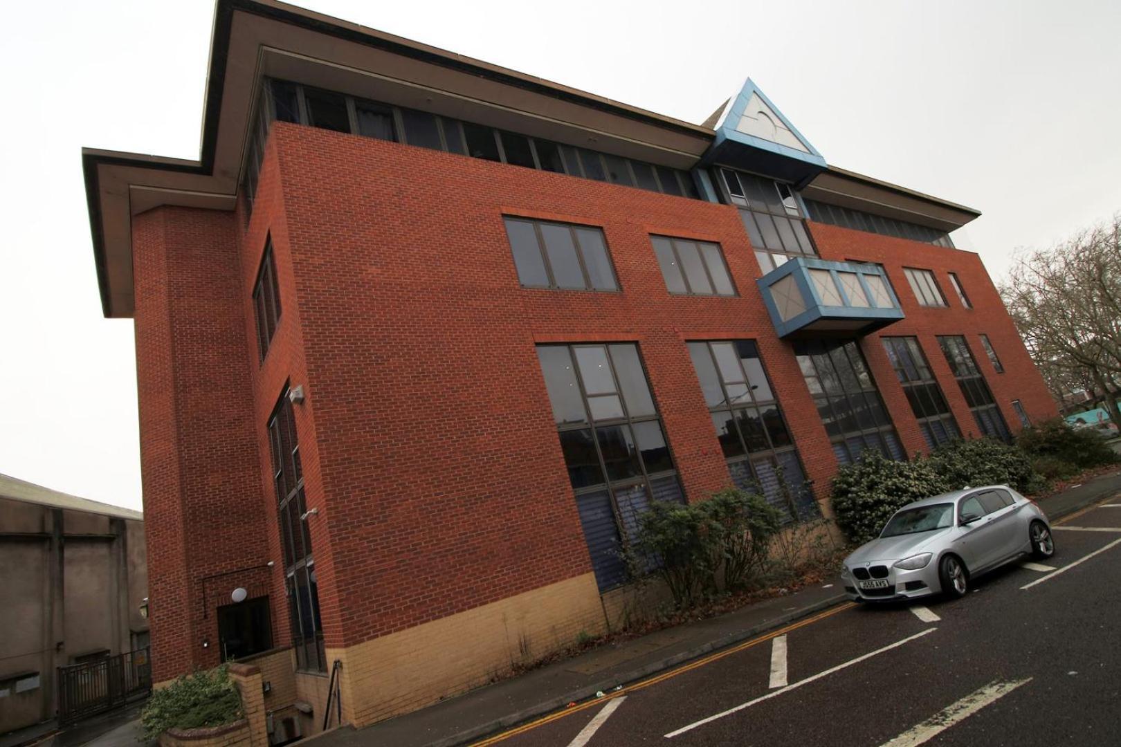 2 Bedroom With Free Parking Swindon Exterior foto