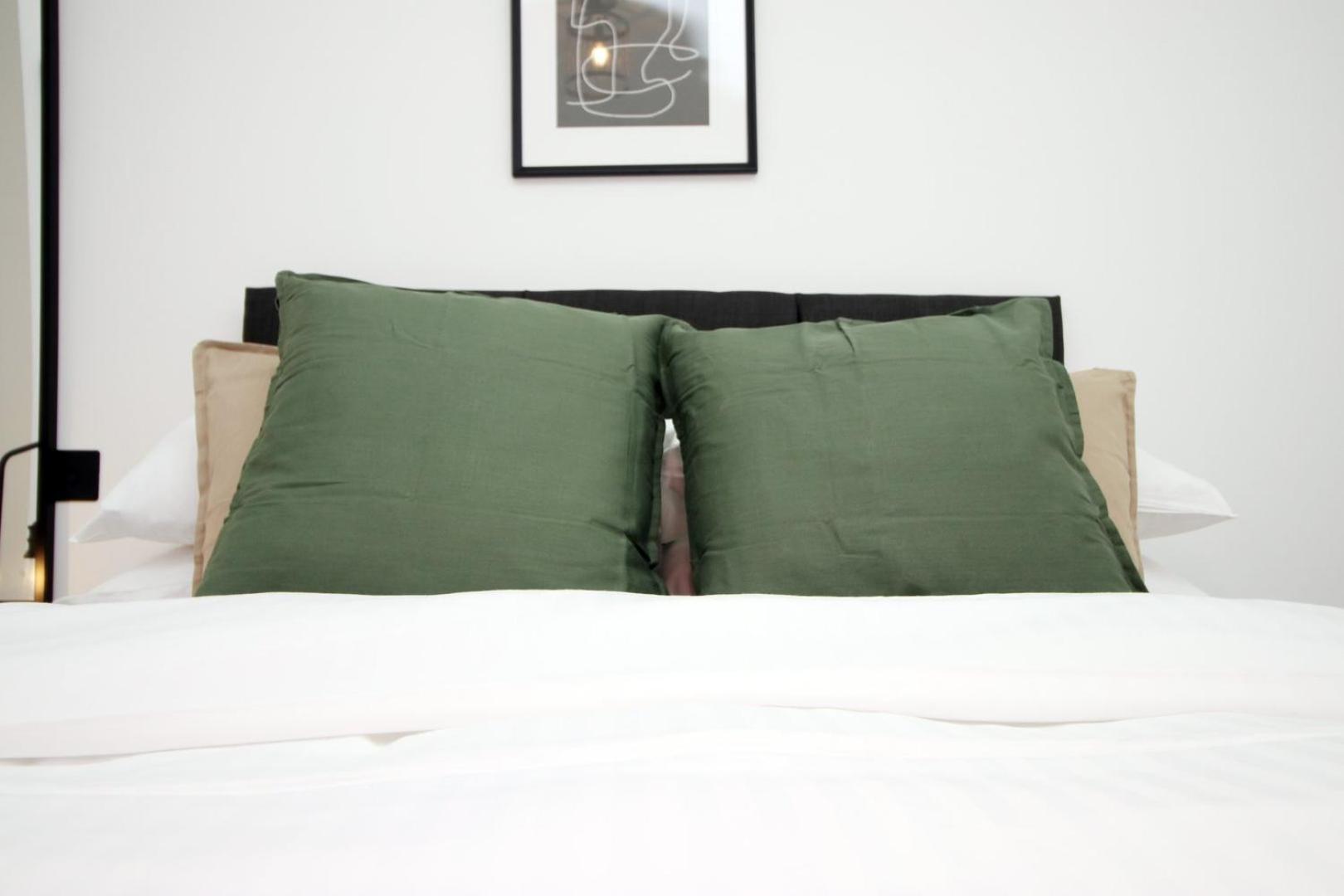 2 Bedroom With Free Parking Swindon Exterior foto