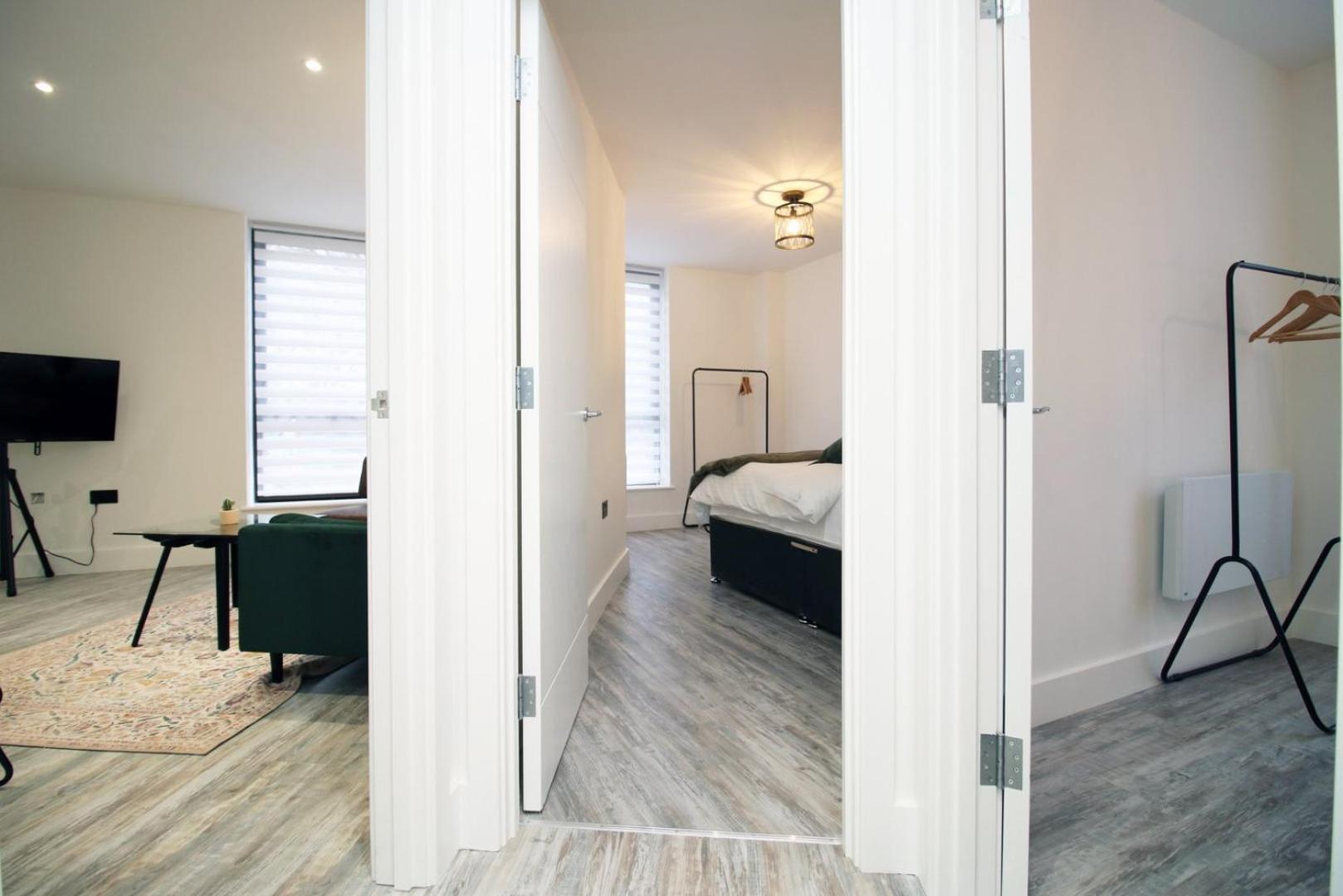 2 Bedroom With Free Parking Swindon Exterior foto